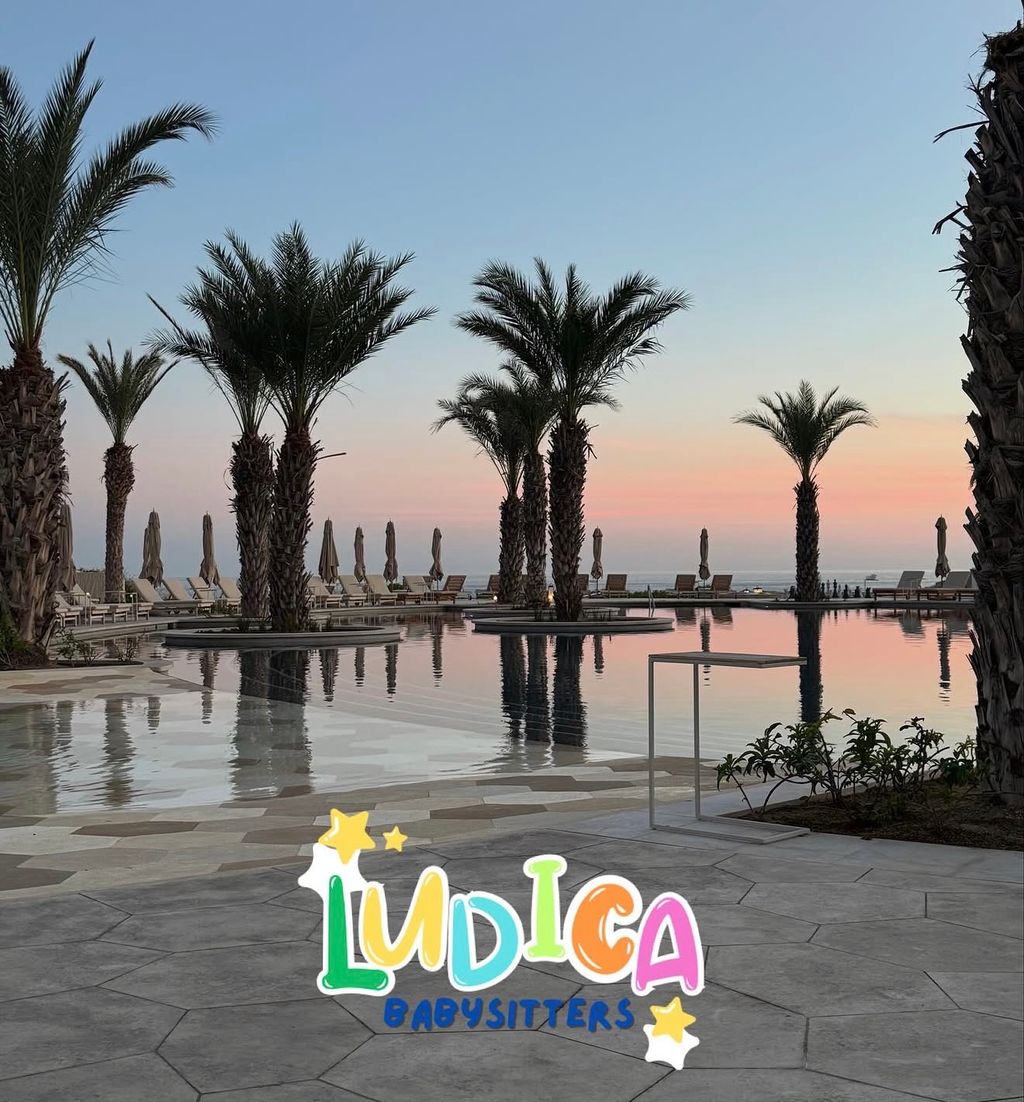 A calm poolside setting for Lúdica in-villa childcare in Los Cabos
