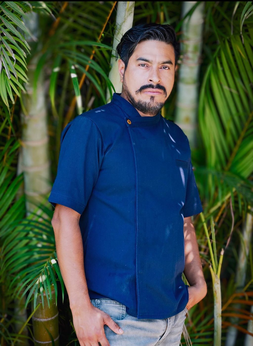 Chef Lisandro Silva, fundador de Cabo Travel Boutique, con filipina azul